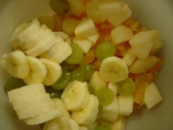 Rezept: Obstsalat mit Ron Miel (Rum mit Honig) Obstreste mußten gegessen werden... Bild Nr. 2 Obstsalat mit Ron Miel (Rum mit Honig) Obstreste mußten gegessen werden... - Rezept - Bild Nr. 2