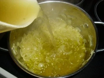 Zwiebelsuppe mit Croûtons und Bergkäse - Rezept - Bild Nr. 3