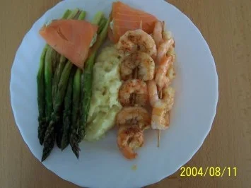 Grüner Spargel mit Garnelenspießen und gefülten Tulpen vom Lachs auf Kartoffelpüree - Rezept