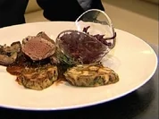 Crepinette vom Springbock mit Breznknödel, Steinpilzen und Rotkohl - Rezept