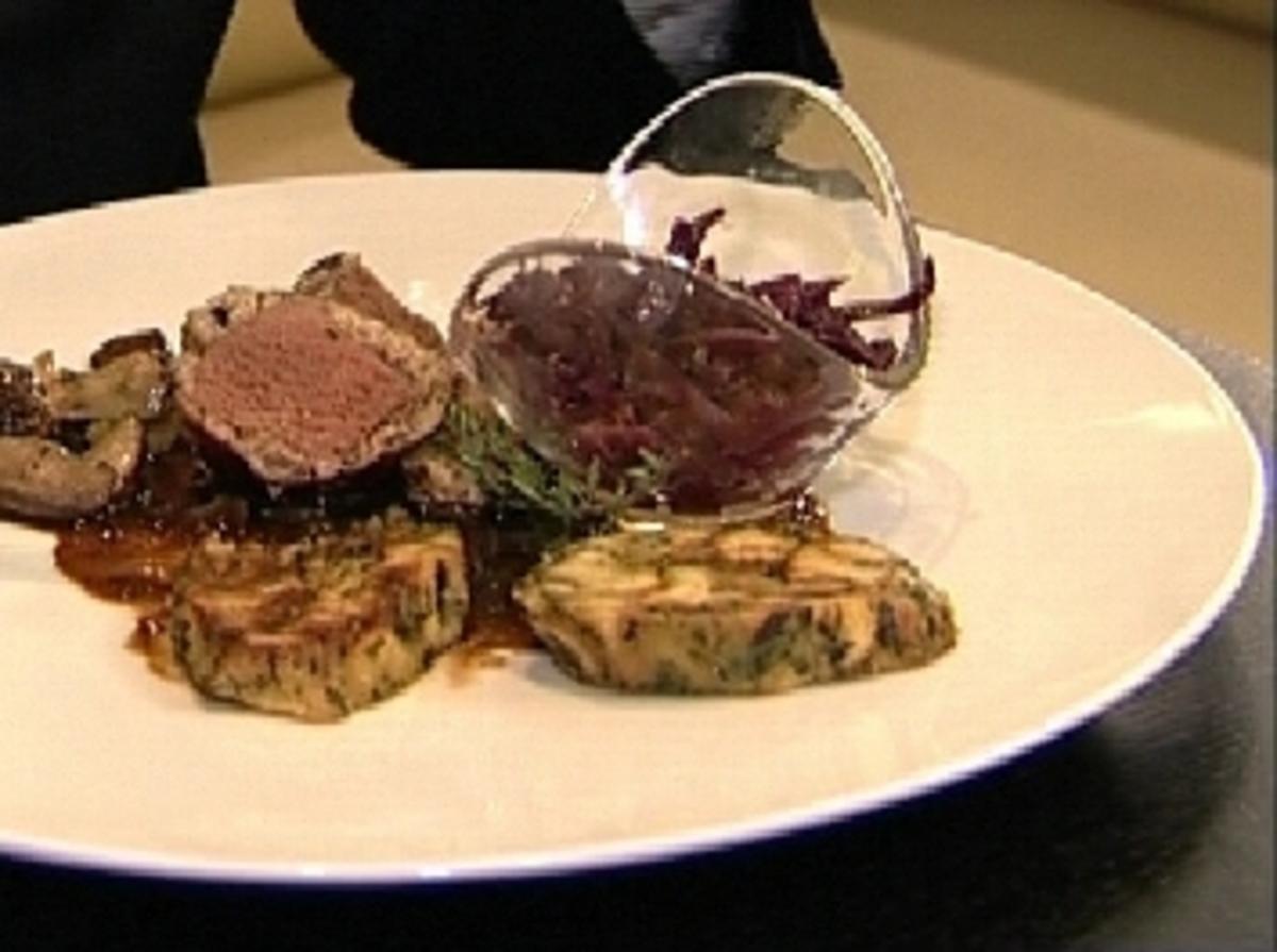 Bilder für Crepinette vom Springbock mit Breznknödel, Steinpilzen und Rotkohl - Rezept