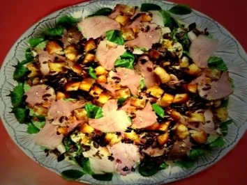 Feldsalatteller mit Putenbrustfilet, Knuspercroutons und geröstete Körner - Rezept