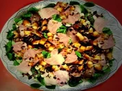 Feldsalatteller mit Putenbrustfilet, Knuspercroutons und geröstete Körner - Rezept