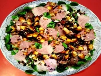 Feldsalatteller mit Putenbrustfilet, Knuspercroutons und geröstete Körner - Rezept - Bild Nr. 2