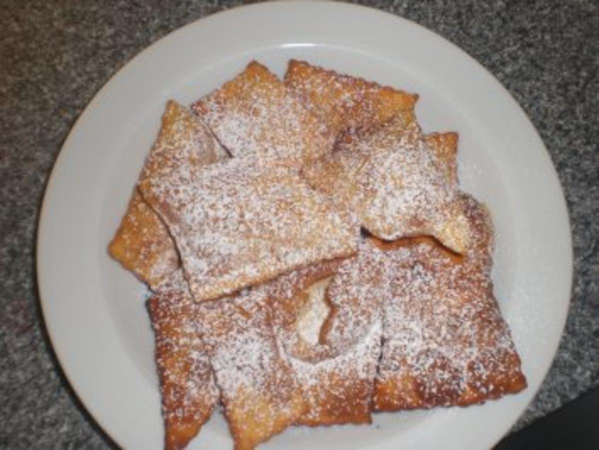 Crostoli Typisch italienische Knabberei vor allem, aber nicht nur zur