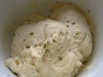 Beilage; Pizzabrötchen mit Kräutern - Rezept