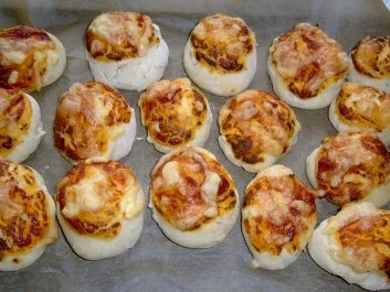 Beilage; Pizzabrötchen mit Kräutern - Rezept - Bild Nr. 3