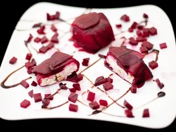 Rezept: Randenpäckchen gefüllt mit Ziegenkäse und Honig Randenpäckchen gefüllt mit Ziegenkäse und Honig - Rezept