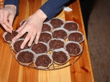 Schokomuffins mit Preiselbeer-Chili-Füllung - Rezept - Bild Nr. 4