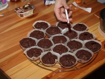 Schokomuffins mit Preiselbeer-Chili-Füllung - Rezept - Bild Nr. 5