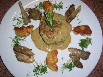 Rezept: Pochiertes Rinderfilet mit Estragonsauce an Grießplätzchen (tolles Essen für Gäste) Bild Nr. 2 Pochiertes Rinderfilet mit Estragonsauce an Grießplätzchen (tolles Essen für Gäste) - Rezept - Bild Nr. 2