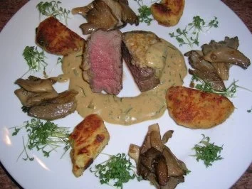 Rezept: Pochiertes Rinderfilet mit Estragonsauce an Grießplätzchen (tolles Essen für Gäste) Bild Nr. 3 Pochiertes Rinderfilet mit Estragonsauce an Grießplätzchen (tolles Essen für Gäste) - Rezept - Bild Nr. 3