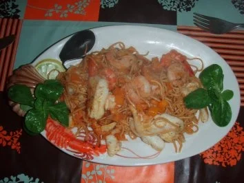 Asiatische Nudelpfanne mit Dorschfilet, Crevetten und Kürbis - Rezept