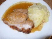 Pizzakatzes Schweinekrustenbraten auf Gemüsebett - Rezept