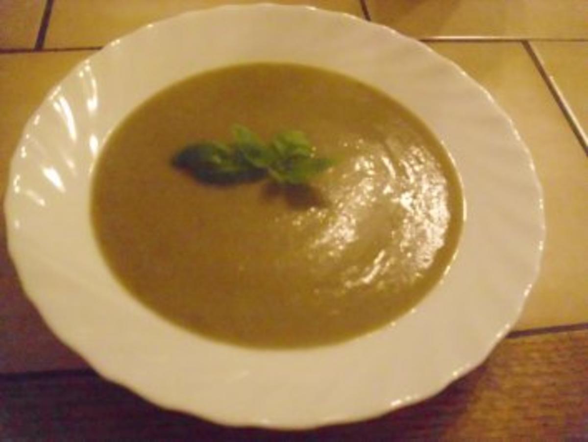 Auberginensuppe mit frischem Basilikum - Rezept - kochbar.de