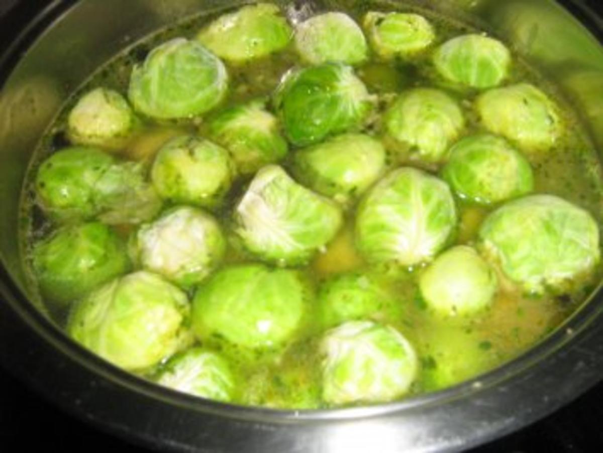 Schweinebraten mit karamelisierten Maronen an Rosenkohl - Rezept - Bild Nr. 7