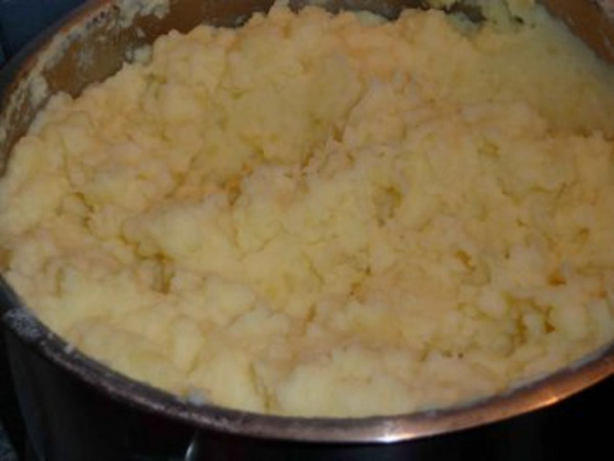Backfisch mit Kartoffelbrei und Röstzwiebeln - Rezept - Bild Nr. 2
