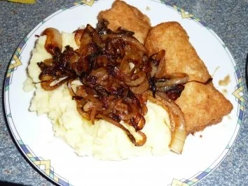 Backfisch mit Kartoffelbrei und Röstzwiebeln - Rezept
