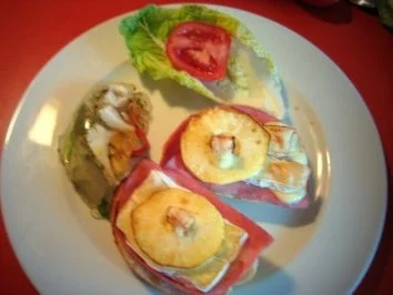 Frühstücksbrötchen mit Camembert überbacken - Rezept