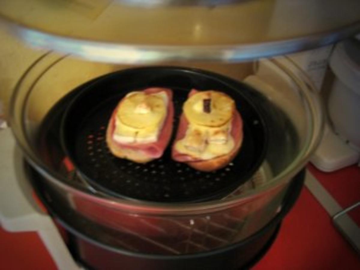 Frühstücksbrötchen mit Camembert überbacken - Rezept - Bild Nr. 2