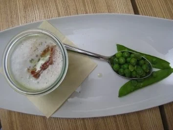 Rezept: Erbsensuppe mit würzigem Muskat-Milchschaum Erbsensuppe mit würzigem Muskat-Milchschaum - Rezept