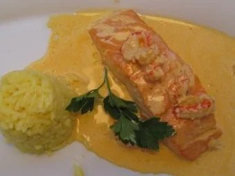 Gegrillter Lachs in Hummersoße dazu Safranreis - Rezept