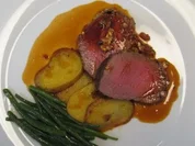 Rinderhüftsteak mit Schafskäsekruste an frittierten Kartoffeln und grünen Bohnen - Rezept