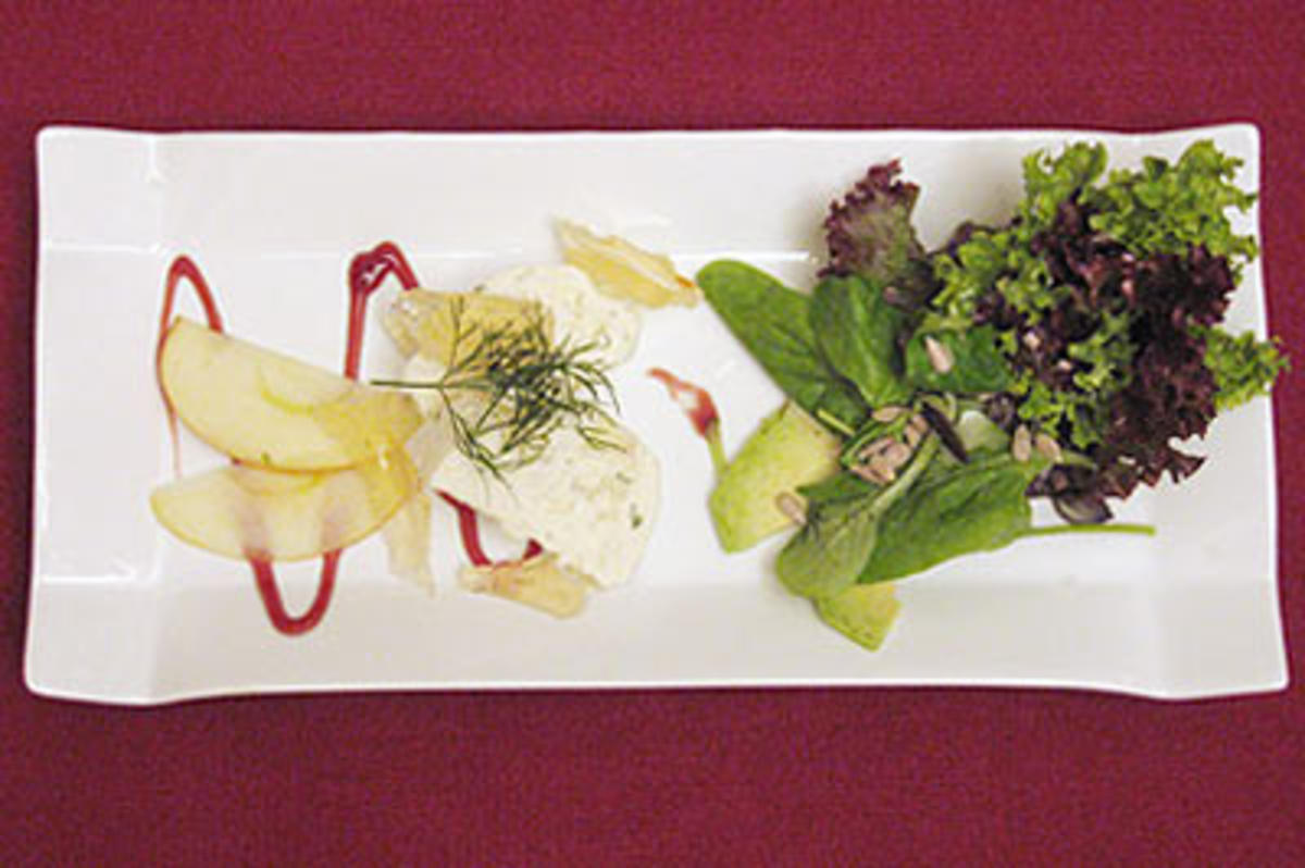 Matjes-Joghurtterrine mit Äpfeln und Dill an Salat - Rezept - kochbar.de