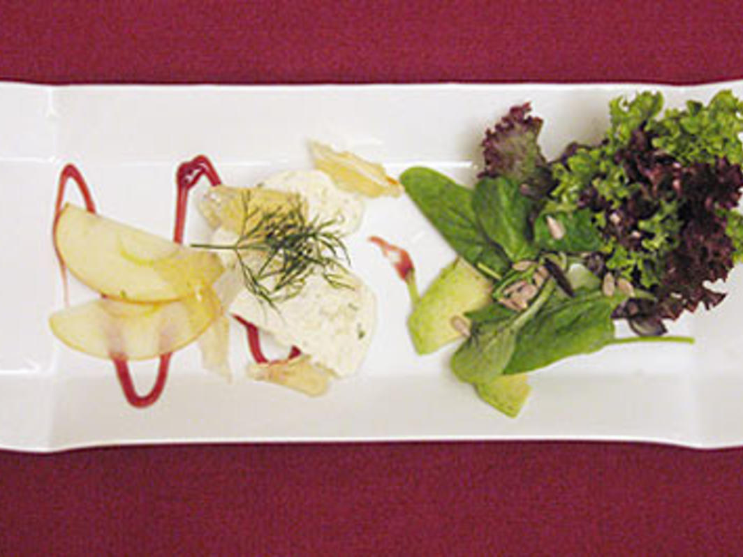 Matjes-Joghurtterrine mit Äpfeln und Dill an Salat - Rezept - kochbar.de