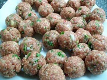 gekräuterte Chili-Hackbällchen in Sugo arrabiata ... - Rezept - Bild Nr. 2