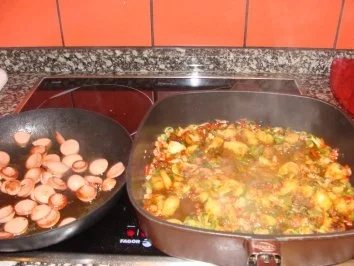 Eintopf -  Paprikakartoffeln mit Bratwursttalern  - - Rezept - Bild Nr. 2