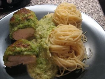 Rezept: Hähnchenbrust mit Käse-Broccolihaube an Spaghettini-Nester Bild Nr. 3 Hähnchenbrust mit Käse-Broccolihaube an Spaghettini-Nester - Rezept - Bild Nr. 3