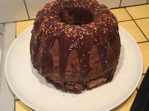 Rezept: Gugelhupf : Nussiger Marmor Gugelhupf mit Schuss Gugelhupf : Nussiger Marmor Gugelhupf mit Schuss - Rezept