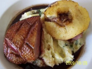 Gebratene Entenbrust auf Kartoffelendivenstampf an Rotweinchalottensauce und gegrillter Apfelscheibe - Rezept