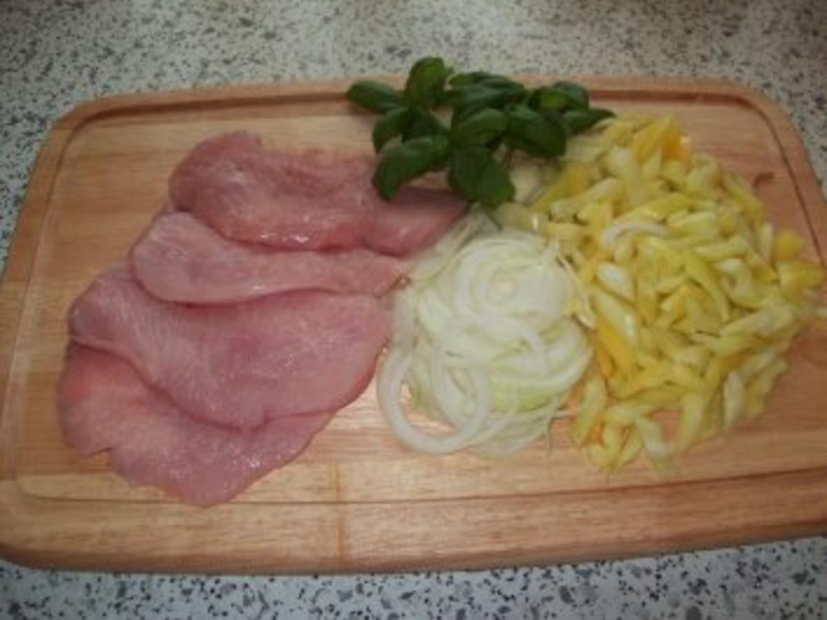 Putenschnitzel paniert mit Paprikagemüse - Rezept - kochbar.de