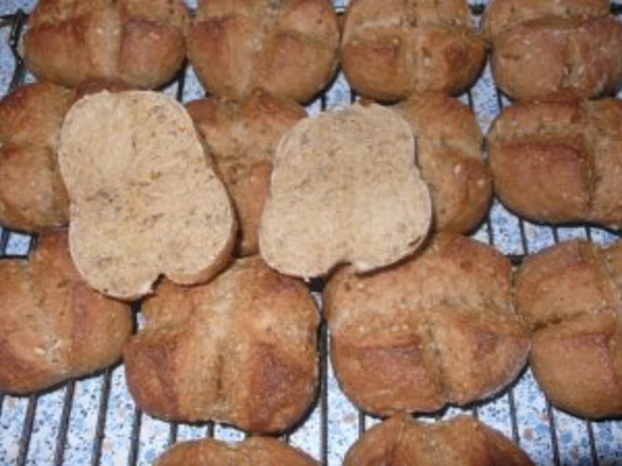 Pizzakatzes Vollkorndinkel-Brötchen - Rezept - kochbar.de