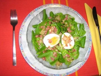 Rezept: Spinatsalat mit Ei und Speck Spinatsalat mit Ei und Speck - Rezept