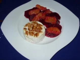 Rote-Beete-Orangen-Salat mit gegrilltem Camembert - Rezept