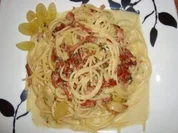 Nudelgerichte: Spaghetti mit Basilikumsahne-Käsesoße mit Weintrauben - Rezept