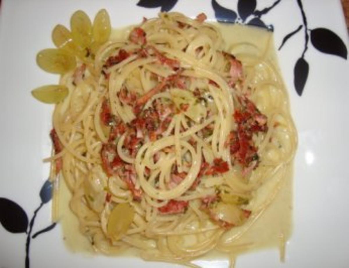 Bilder für Nudelgerichte: Spaghetti mit Basilikumsahne-Käsesoße mit Weintrauben - Rezept