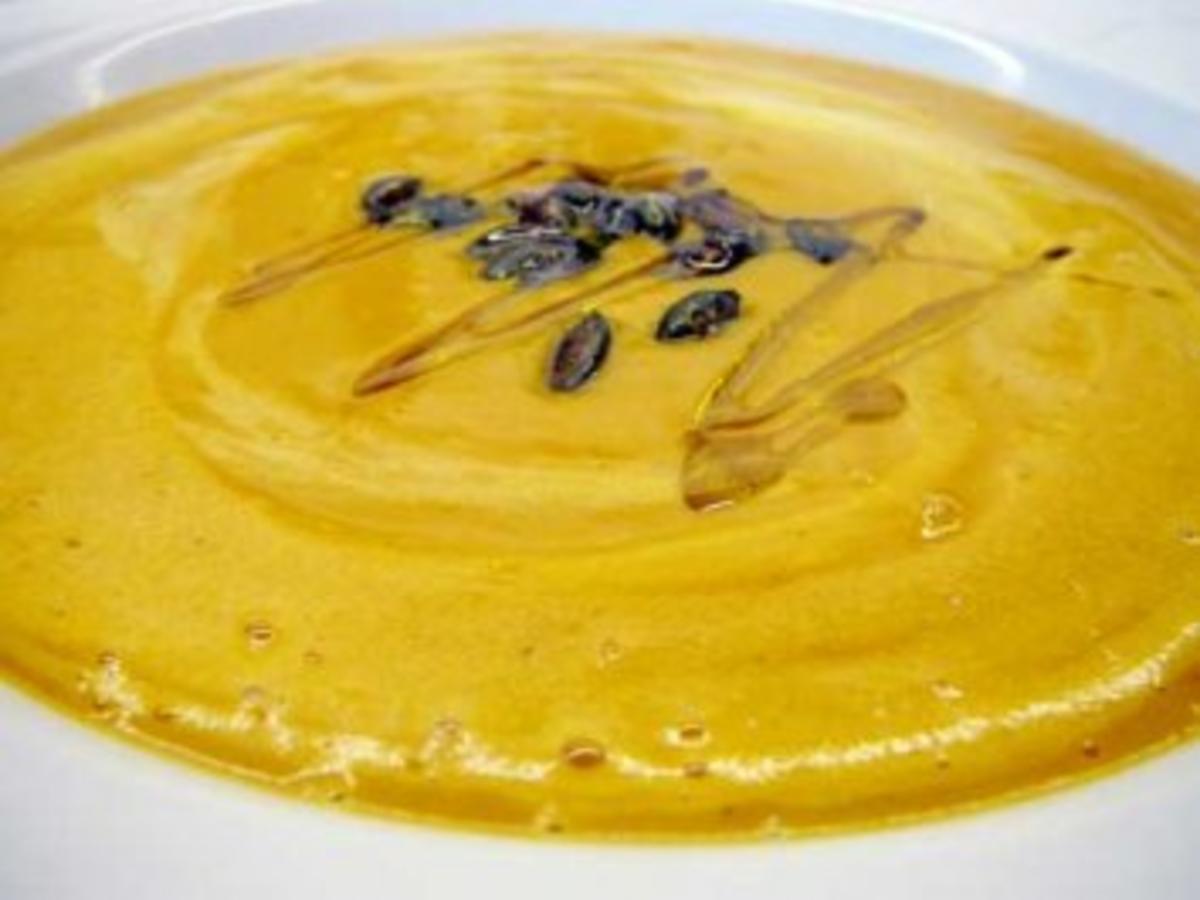 Kürbissuppe mit Schinkenwürfeln Kürbissuppe mit Schinkenwürfeln