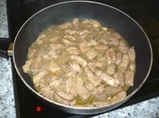 Rezept: Schweinegsschnetzeltes mit Speck und Gorgonzolasoรe Schweinegsschnetzeltes mit Speck und Gorgonzolasoรe - Rezept