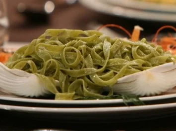 Scampi mit grünen Bandnudeln in Sahnesoße (Olivia Jones) - Rezept