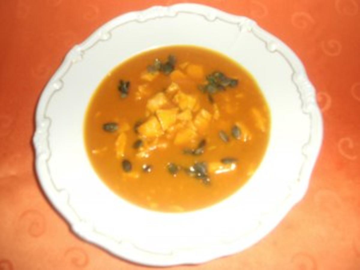 Bilder für Kürbis-Curry-Suppe mit Seelachswürfel - Rezept