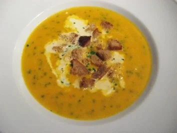 Kürbis-Karotten Crémesuppe mit Croutons - Rezept - Bild Nr. 2