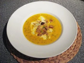 Kürbis-Karotten Crémesuppe mit Croutons - Rezept