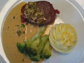 Rezept: Rindermedaillon im Speckmantel an flambierter Pfeffersoße, dazu Brokkoli und Kartoffelpüree Rindermedaillon im Speckmantel an flambierter Pfeffersoße, dazu Brokkoli und Kartoffelpüree - Rezept