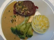 Rindermedaillon im Speckmantel an flambierter Pfeffersoße, dazu Brokkoli und Kartoffelpüree - Rezept