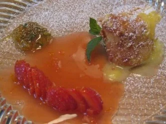 Lauwarmer Moelleux mit Zitronenthymian und marinierten Erdbeeren - Rezept