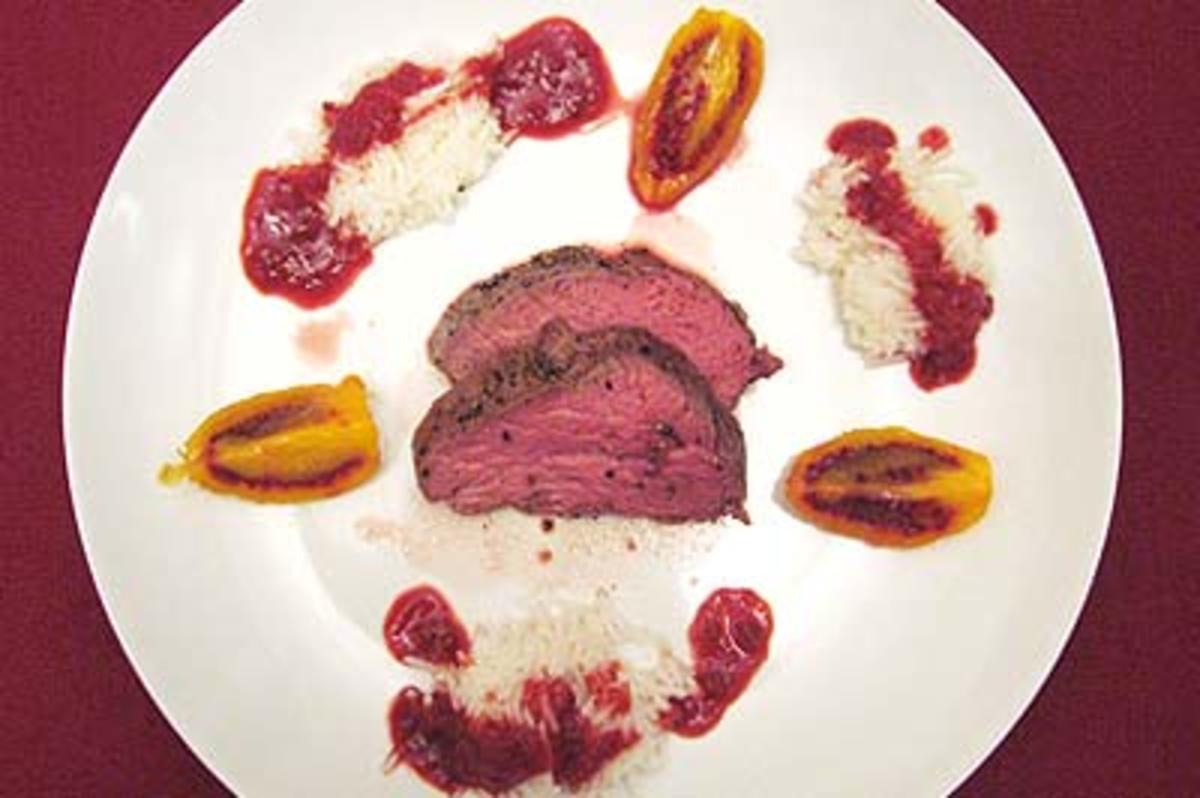 Rosa gebratenes Rinderfilet an glasierten Tamarillos - Rezept - kochbar.de